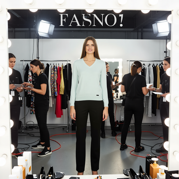 Baldinini Trend - Elegant Ribbed Trim Cashmere Blend V-Neck Sweater - Light Blue